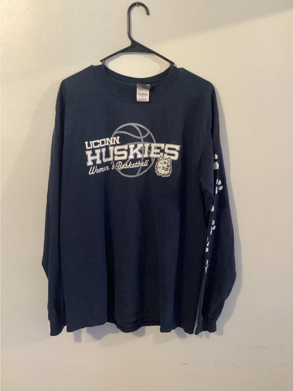 UConn women’s long sleeve